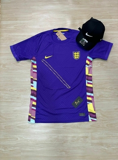 KIT INGLATERRA ROXA + BONÉ NIKE PRETO