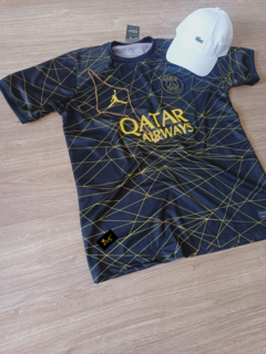 Kit Camisa PSG preta Detalhe Dourada+ Boné Lacoste Branco - comprar online