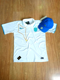 KIT CAMISA POLO INGLATERRA BRANCA+BONÉ LACOSTE AZUL CLARO+CORRENTE OURO LACOSTE