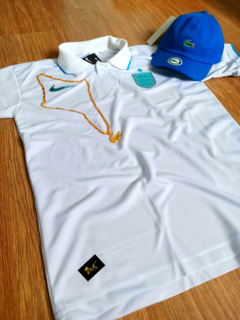 KIT CAMISA POLO INGLATERRA BRANCA+BONÉ LACOSTE AZUL CLARO+CORRENTE OURO LACOSTE - comprar online
