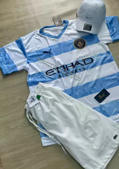 KIT CAMISA MANCHESTER CITY LISTRADA + BONÉ NIKE BRANCO + BERMUDA LACOSTE BRANCO - comprar online