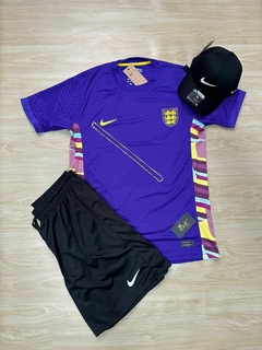KIT CAMISA INGLATERRA ROXA + BERMUDA NIKE PRETA+ BONÉ NIKE BRANCO