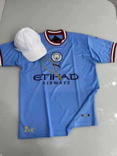 KIT MANCHESTER CITY AZUL NOVA + BONÉ LACOSTE na internet