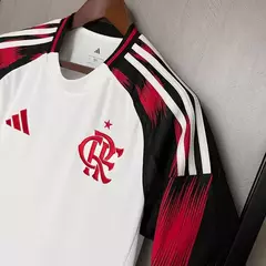 Modelo torcedor - Flamengo Uniforme 2 - 25/26 - loja online