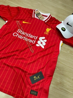 KIT CAMISA LIVERPOOL VERMELHA + BONÉ NIKE BRANCO na internet
