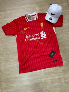 KIT CAMISA LIVERPOOL VERMELHA + BONÉ NIKE BRANCO - Dk Store