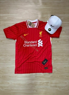 KIT CAMISA LIVERPOOL VERMELHA + BONÉ NIKE BRANCO