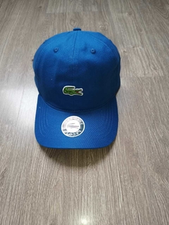 BONÉ LACOSTE AZUL CLARO