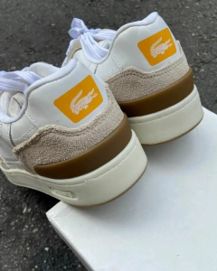 LACOSTE T-CLIP - BRANCO COM MARROM - Dk Store