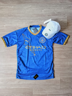 KIT- MANCHESTER CITY AZUL COM DOURADO + BONÉ LACOSTE BRANCO