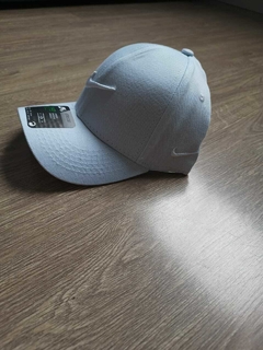 BONÉ NIKE BRANCO na internet