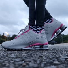 NIKE SHOX NZ 4 MOLAS CINZA C/ ROSA - Dk Store