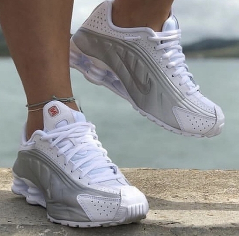 NIKE SHOX R4 - BRANCO/PRATA