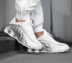 NIKE SHOX R4 - BRANCO/PRATA na internet