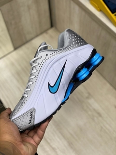 NIKE SHOX R4 - PRETA C/ AZUL BB - comprar online