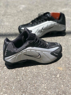 NIKE SHOX R4 - PRETO COM PRATA