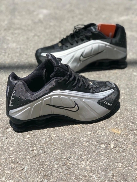NIKE SHOX R4 - PRETO COM PRATA