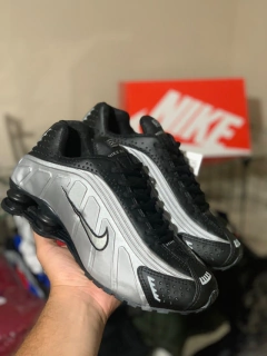 NIKE SHOX R4 - PRETO COM PRATA - comprar online