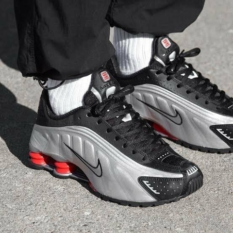 NIKE SHOX R4 - PRETO/PRATA/VERMELHO