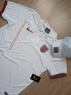 KIT INGLATERRA BRANCA COM DETALHE VINHO + BONÉ BRANCO + CORRENTE - comprar online