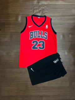 KIT REGATA BASQUETE - CHICAGO BULLS VERMELHA + BERMUDA NIKE PRETA