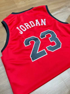 KIT REGATA BASQUETE - CHICAGO BULLS VERMELHA + BERMUDA NIKE PRETA - comprar online