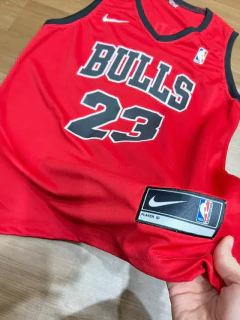 KIT REGATA BASQUETE - CHICAGO BULLS VERMELHA + BERMUDA NIKE PRETA na internet