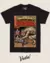Camiseta preta com estampa retrô de horror mostrando a lenda aterrorizante do Chupacabra atacando uma cabra, com design estilo pôster de mistério e personagens Gil Gomes e Gugu.