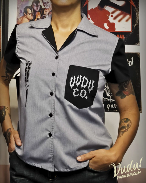 Blusa feminina estilo retrô com detalhes em preto e cinza, estampas de faca e logotipo da marca Vudu.