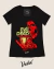 Blusinha preta com estampa do filme Evil Dead, apresentando um esqueleto e uma cena de terror com uma motosserra.