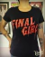 Blusinha preta com a frase “Final Girl” em letras vermelhas com efeito respingado, estilo slasher anos 80.