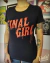 Blusinha preta com a frase “Final Girl” em letras vermelhas com efeito respingado, estilo slasher anos 80.
