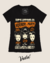 Blusinha preta com estampa temática de festa de horror, apresentando ilustrações de personagens clássicos como Noiva de Frankenstein, Elvira e Lily Munster.