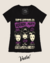 Blusinha preta com estampa de horror, apresentando ilustrações de personagens como a Noiva de Frankenstein e Elvira, com detalhes de evento de festa de horror.