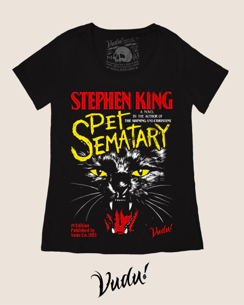 Blusinha preta com estampa inspirada no livro 'Pet Sematary' ou filme Cemitério Maldito de Stephen King, apresentando um gato preto com olhos amarelos e dentes expostos.