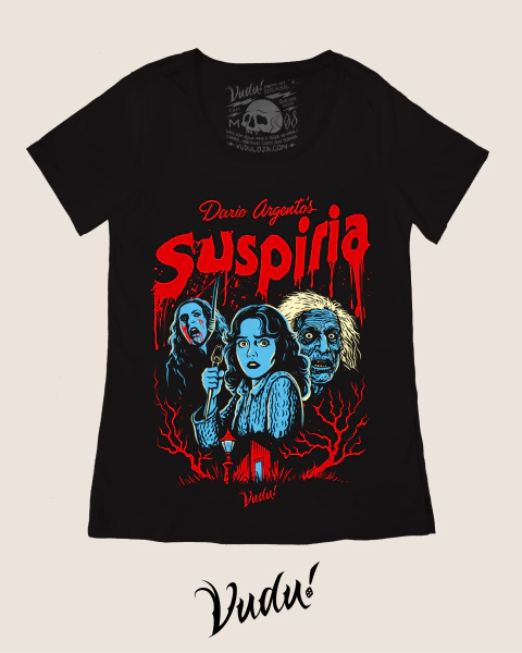 Blusinha feminina preta com estampa colorida do filme de terror Suspiria de Dario Argento, mostrando personagens assustadores em azul e vermelho