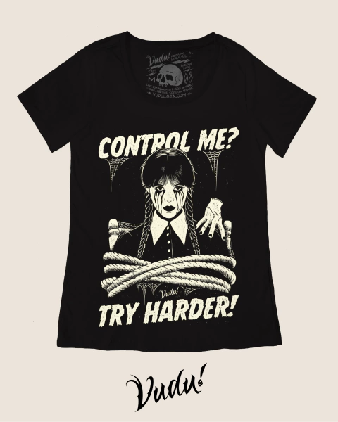 Blusinha preta feminina com estampa de personagem Wandinha amarrada com cordas e texto em inglês "Control me? Try harder!"