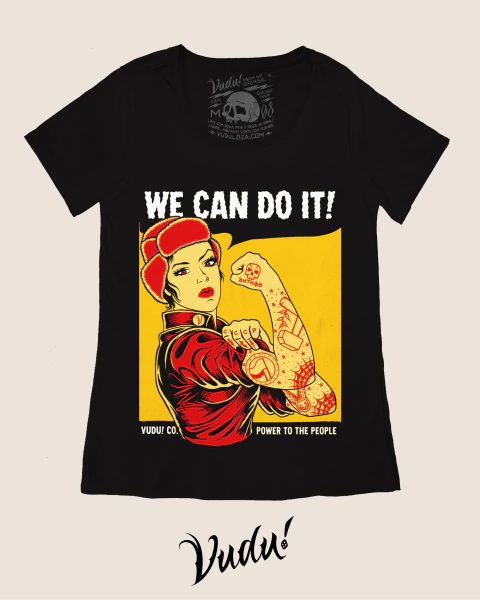Blusinha preta com estampa retrô "We Can Do It!", mostrando uma mulher musculosa com uma faixa vermelha na cabeça e tatuagens nos braços.