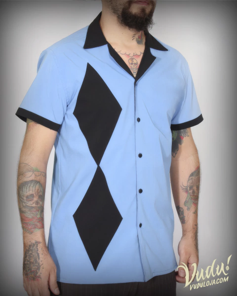 Camisa bowling masculina azul com detalhes pretos em formato de losangos e gola preta, modelo com mangas curtas