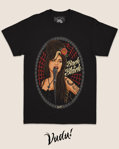 Camiseta preta com ilustração de Amy Winehouse cantando, com a frase "Back to Black"