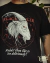 Camiseta preta com ilustração do bode Black Phillip com olhos vermelhos e a frase “Wouldst thou like to live deliciously?”, referência ao filme A Bruxa.