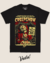 Camiseta preta com estampa do filme Creepshow, apresentando um esqueleto vestido com um manto vermelho, rodeado por teias de aranha e elementos de terror.