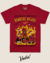 Camiseta vermelha com estampa de diabos e caveiras, apresentando o tema "Diablos Rojos" e elementos de circo macabro.