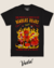 Camiseta preta com estampa colorida "Diablos Rojos", apresentando figuras de um demônio e esqueletos em um circo macabro.