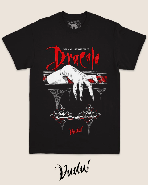 Camiseta preta com estampa do Drácula de Bram Stoker, destacando uma mão esquelética e elementos de terror.