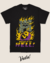 Camiseta preta com estampa colorida do Esqueleto e chamas, inspirado em He-Man com o castelo de Greyskull