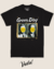 Camiseta preta da banda Green Day com a palavra "Nimrod" em destaque sobre duas fotos em preto e branco.