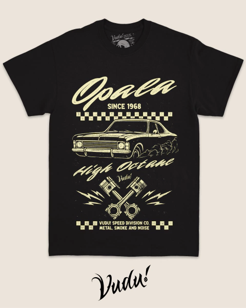 Camiseta preta com estampa retrô do carro Opala, texto "Opala Since 1968", imagem de um carro clássico e pistões cruzados na frente