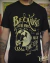 Camiseta preta com arte vintage de casal se beijando, homem com violão, e trecho da música de Johnny Cash: “Because you’re mine, I walk the line”.