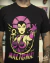 Camiseta preta com estampa retrô da personagem Maligna do desenho He-Man em cores roxo e amarelo